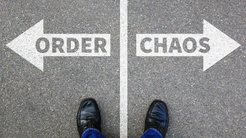 Obrazek przedstawia przedzieloną na pół stronę i dwa napisy ze strzałkami: order i chaos
