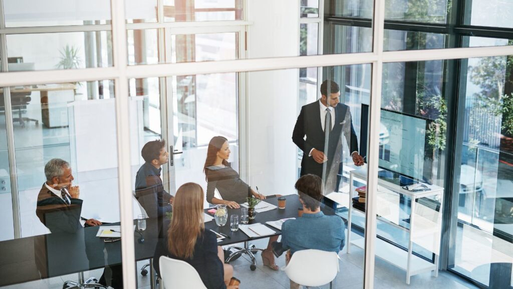 Obrazek przedstawia ludzi podejmujących decyzję