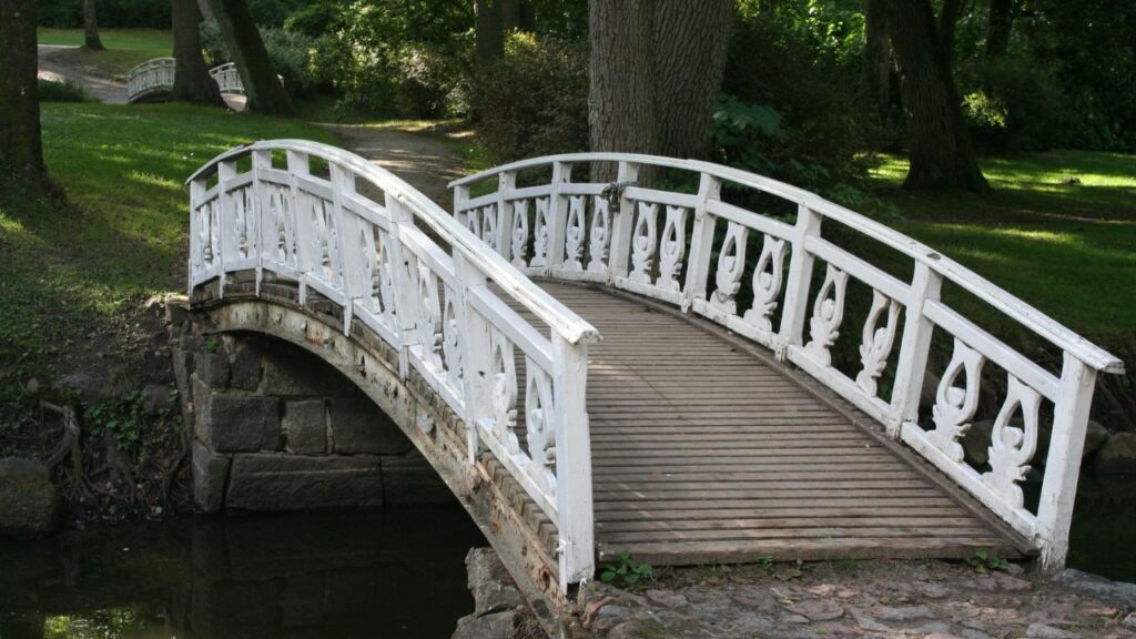 Obrazek przedstawia most