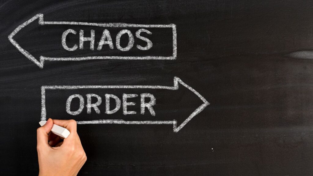 Obrazek przedstawia dwie strzałki, które wskazują na porządek i chaos