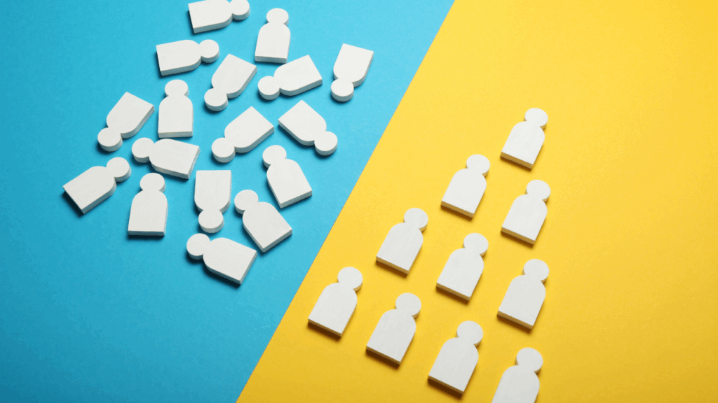 Obrazek przedstawia poukładane i rozrzucone figurki ludzików