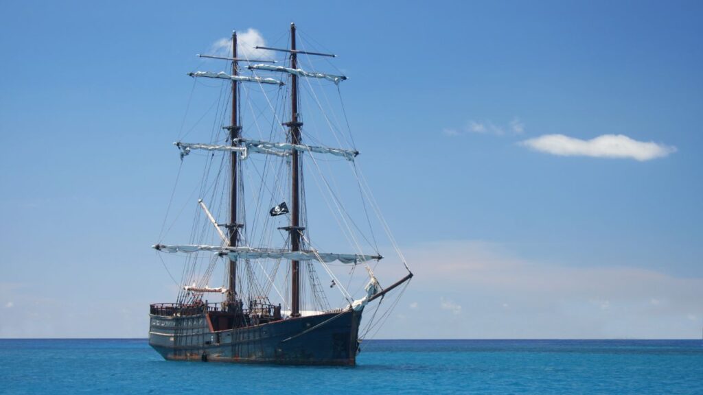 Obrazek przedstawia płynący statek