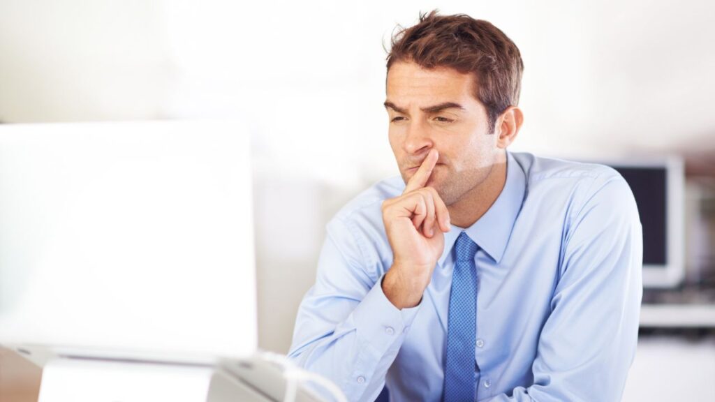 Obrazek przedstawia zastanawiającego się mężczyzne