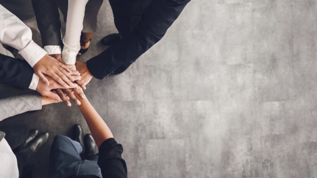 Obrazek przedsatwia przywitanie zespołu