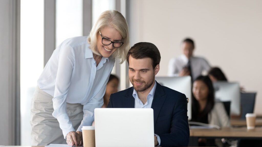 Obrazek przedstawia mentorkę, która doradza w czymś mężczyźnie