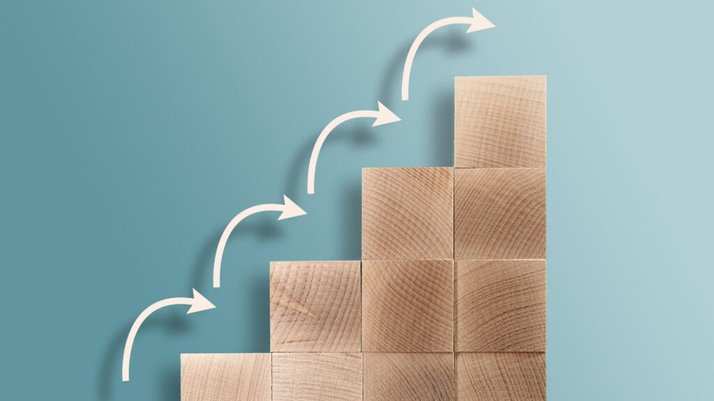 Na obrazku widać drewniane klocki ułożone w schody