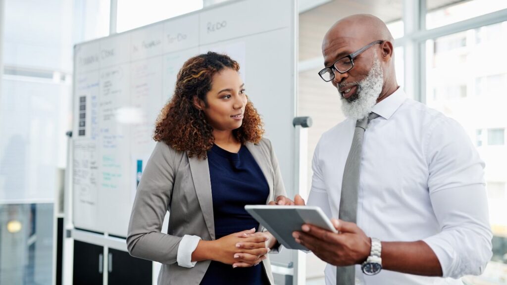 Obrazek przedstawia rozmowę kobiety i mężczyzny