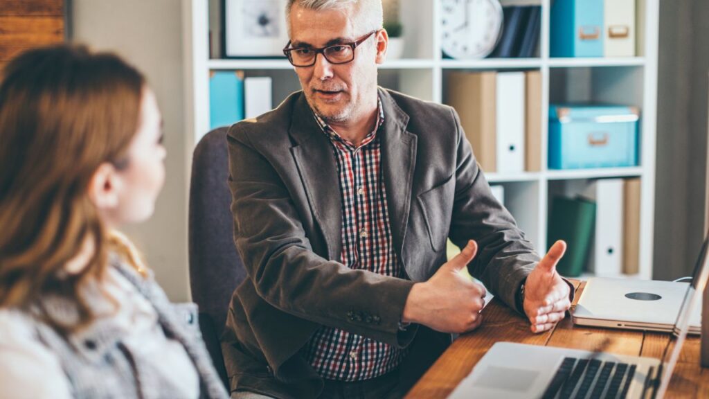 Obrazek przedstawia rozmowę mężczyzny z kobietą