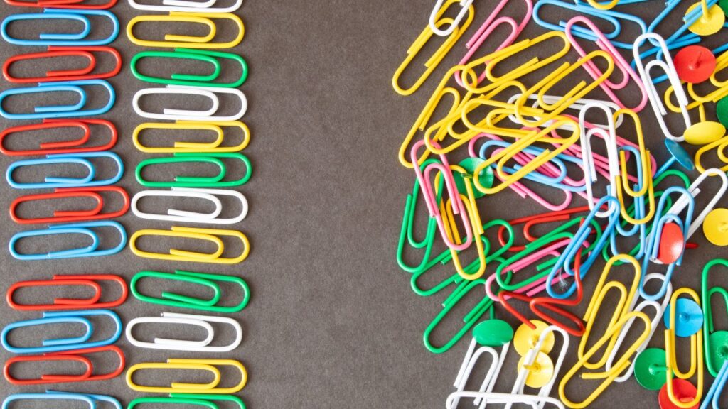 Na obrazeku widać rozrzucone i poukładane spinacze biurowe