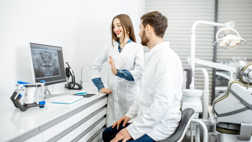 Obrazek przedstawia dwóch stomatologów