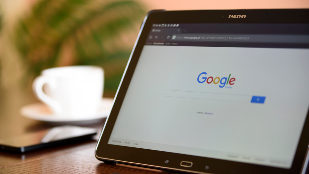 Search Console pokazuje widoczność w Google, a Analytics zachowanie użytkownika po wejściu na stronę